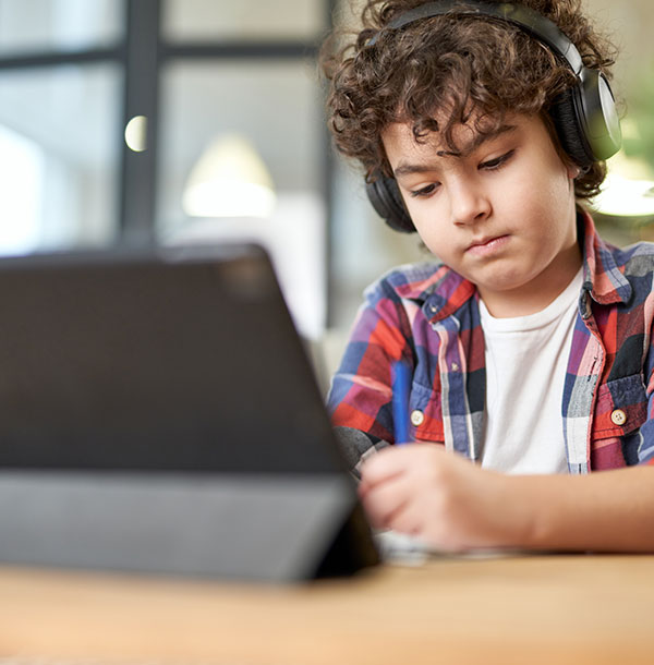 Niño en la computadora