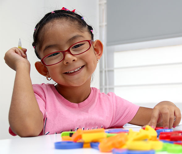 Niña en el escritorio