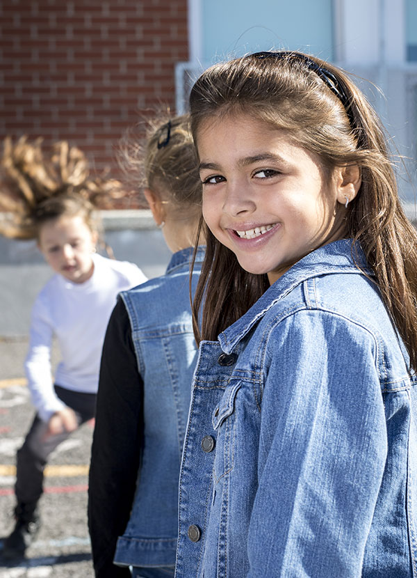 Niña con amigos