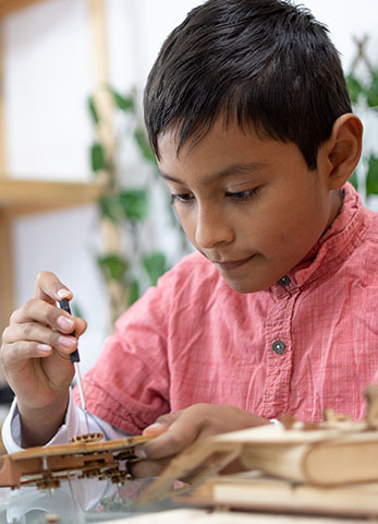 Niño trabajando en proyecto